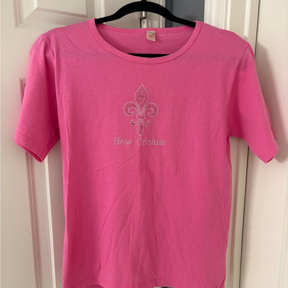 Anvil Pink Women’s New Orleans Tee with Fleur-de-lis